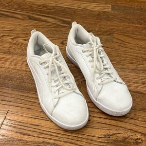 Women’s size 7 Puma leather sneakers